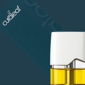 Eine Curaleaf Vape Kartusche 0,5mL mit weißem Deckel und gelber Flüssigkeit ist auf einem dunkelblauen Hintergrund mit dem Curaleaf-Logo abgebildet und hebt den Cannabis-Vollspektrumextrakt aus Ihrer lokalen Cannabis-Apotheke hervor.