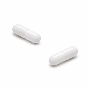 Zwei weiße, längliche Kapseln – THC-Kapseln 2,5 mg Novacana 65 T, 10 Stück – sind auf einem schlichten weißen Hintergrund abgebildet, wobei sie voneinander beabstandet und diagonal zueinander angeordnet sind.