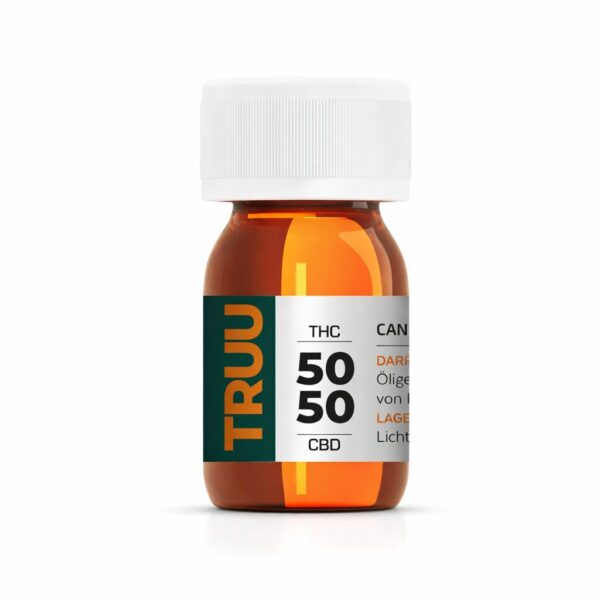 Eine kleine bernsteinfarbene Plastikflasche mit einer weißen Kappe und einem Etikett mit der Aufschrift TRUU 50:50 Gorilla Zkittlez wird vor einem weißen Hintergrund gezeigt. Auf dem Etikett steht außerdem THC 50 CBD 50 in schwarzer Schrift und zusätzlicher deutscher Text.