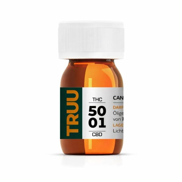 Eine kleine bernsteinfarbene Plastikflasche mit einer weißen Kappe und einem Etikett mit der Aufschrift TRUU 50:01 Gorilla Zkittlez, THC 50, CBD 01 und deutschem Text steht vor einem schlichten weißen Hintergrund.
