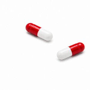 Zwei rot-weiße Kapseln der Sorte „THC Kapseln 20 mg Novacana“ aus der Packung „65 T 10 Stück“ sind vor einem schlichten weißen Hintergrund abgebildet.