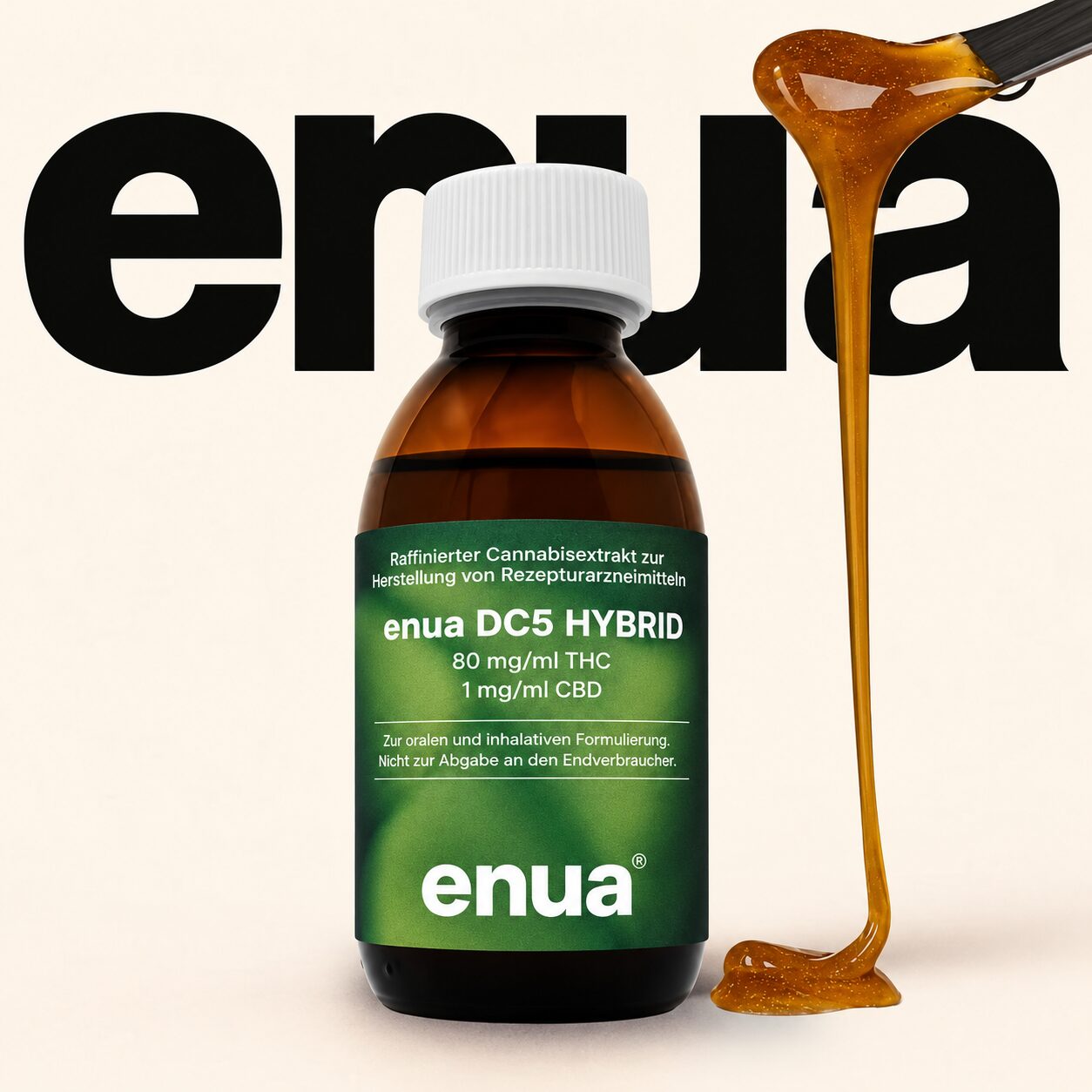Eine braune Flasche mit der Aufschrift „enua DC5 HYBRD THC 80“, auf der der THC-80- und der CBD-Gehalt hervorgehoben sind, steht vor einem fettgedruckten „enua“-Schriftzug, während daneben eine Löffel, von dem eine dickflüssige, bernsteinfarbene Flüssigkeit tropft.